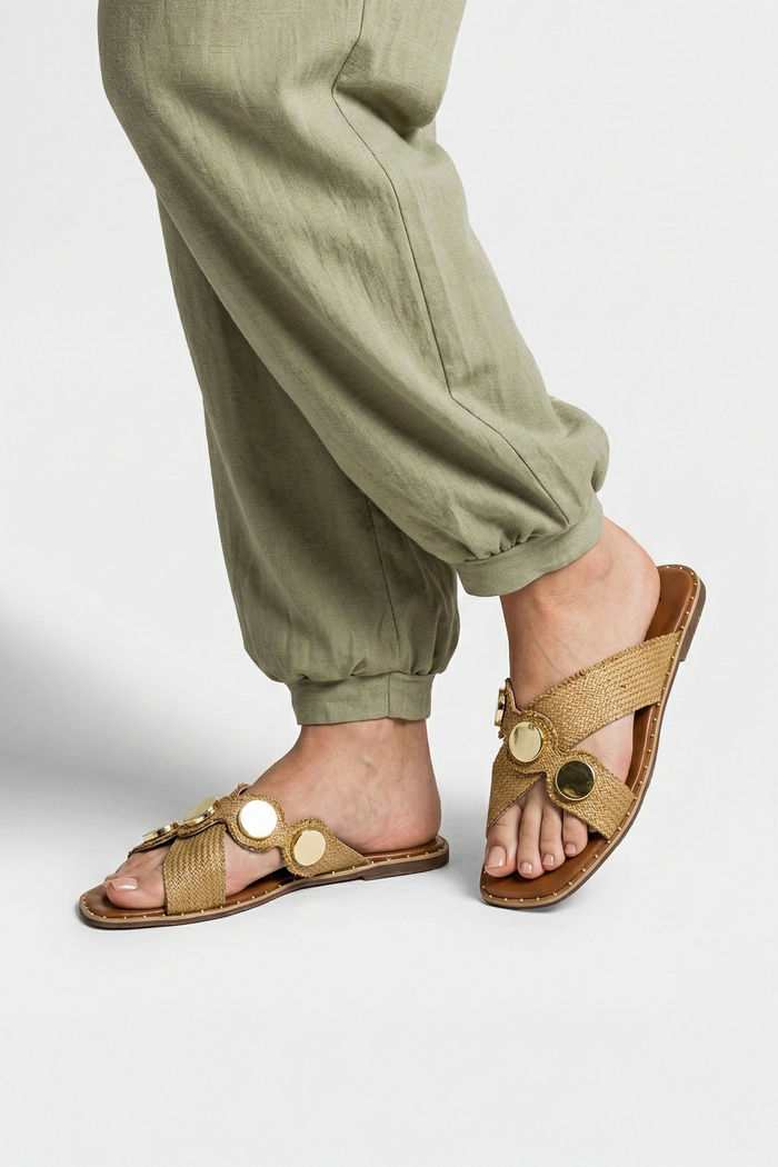 Rasteira em Ráfia com Tiras Cruzadas e Enfeites Metálicos Amêndoa