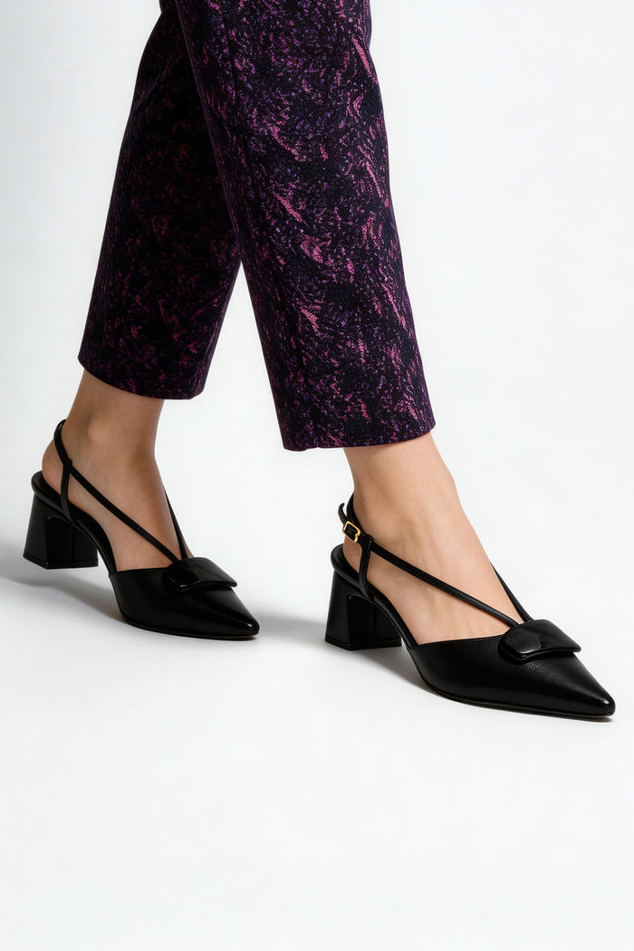 Chanel Com Salto Bloco e Enfeite Preto