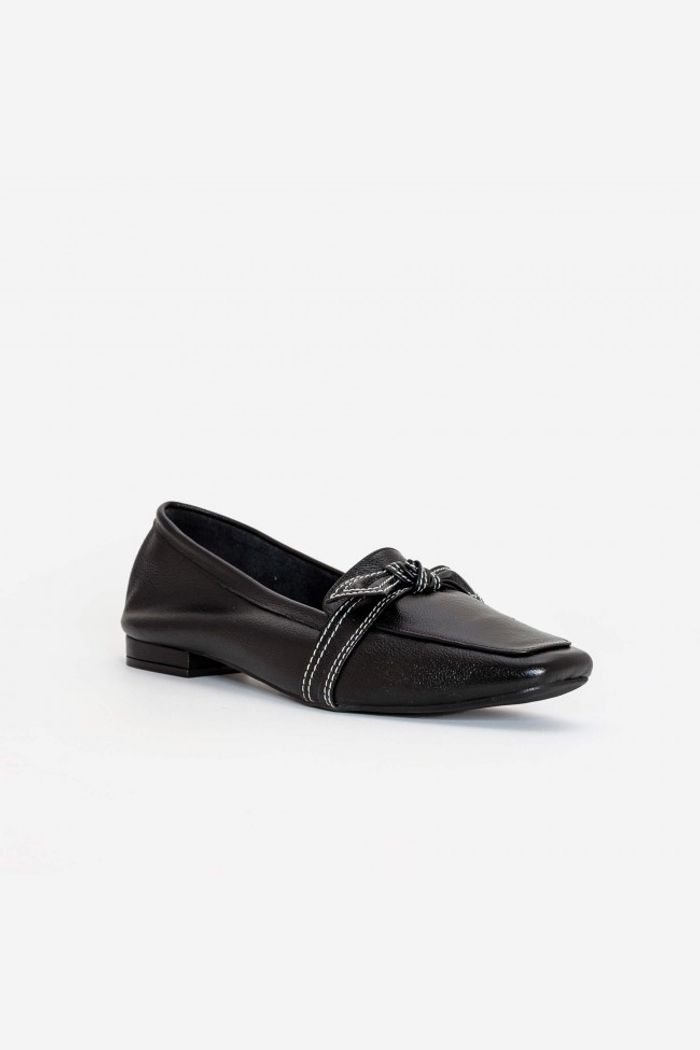 Mocassim em Couro com Lacinho Delicado Preto