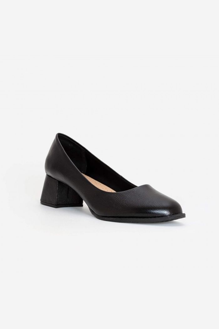 Scarpin Básico em Couro com Bico Redondo Preto