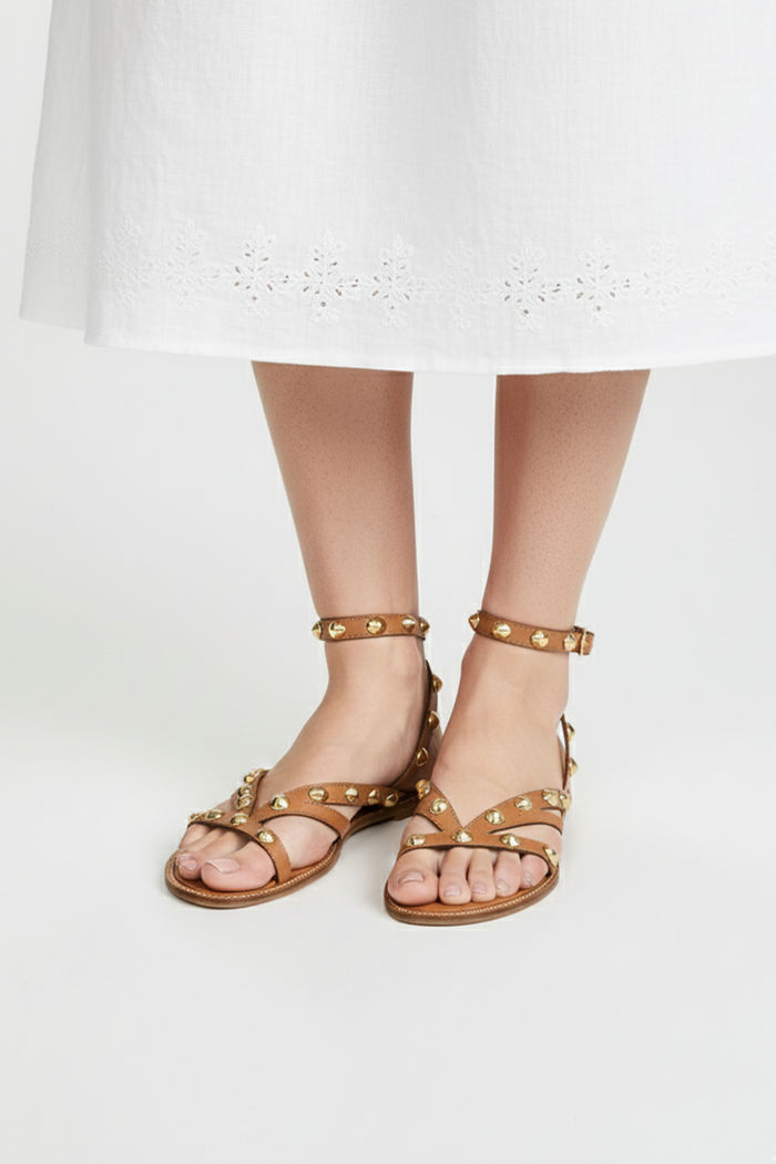 Rasteira em Couro com Enfeites Metálicos Caramelo