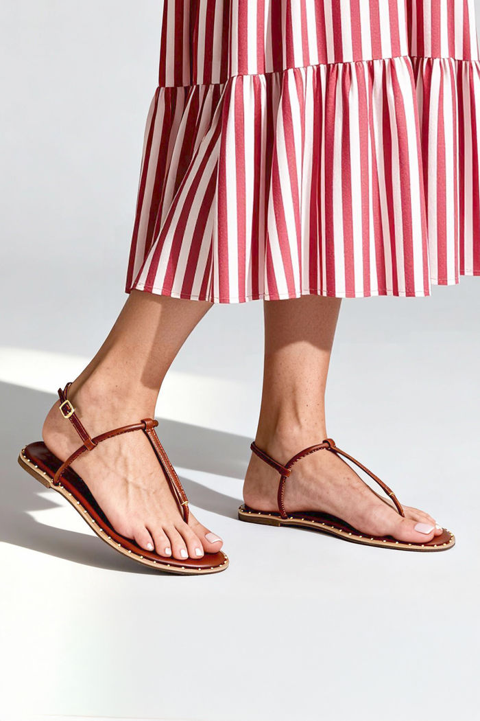 Rasteira Minimalista com Vira e Rebites Tostado