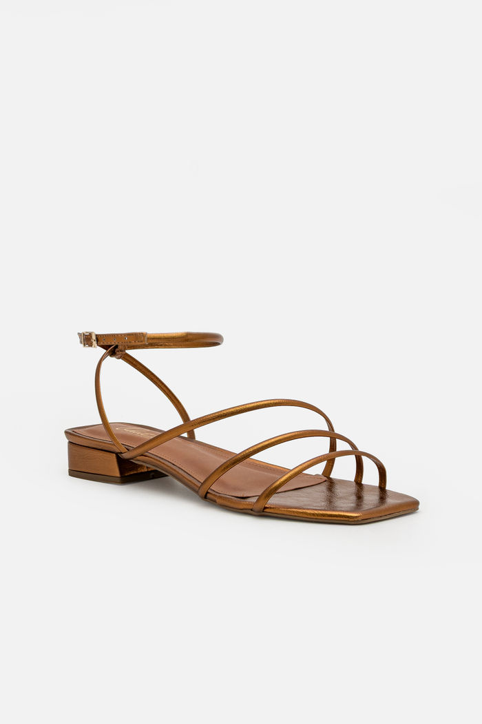 Sandália com Tiras Delicadas e Salto Baixo Bronze