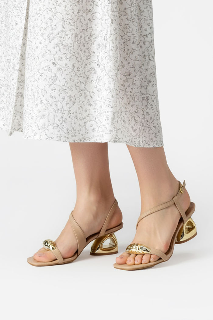 Sandália Poderosa com Esfera e Salto Cromado Amêndoa