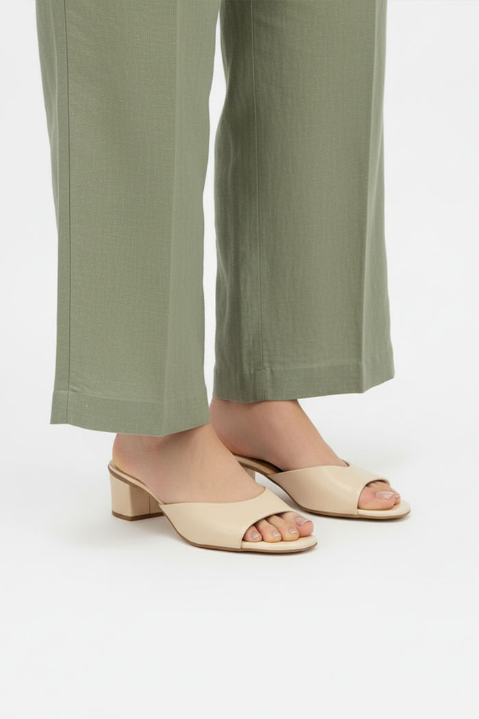 Mule em Verniz com Tira e Salto Bloco Off White