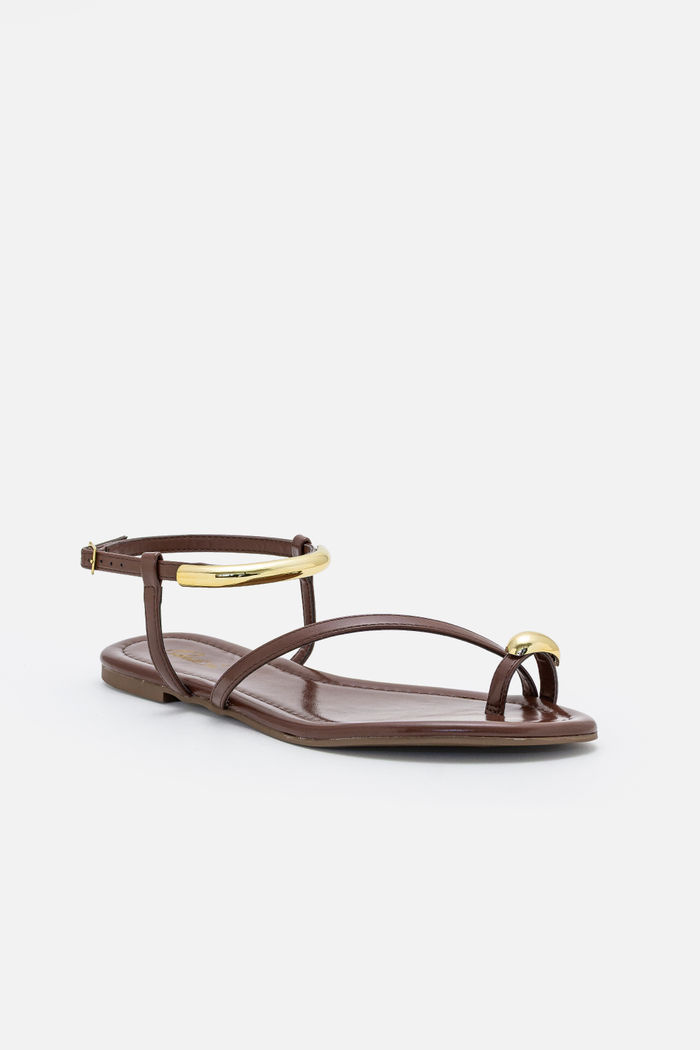 Rasteira Estilosa com Enfeites Metálicos Marrom