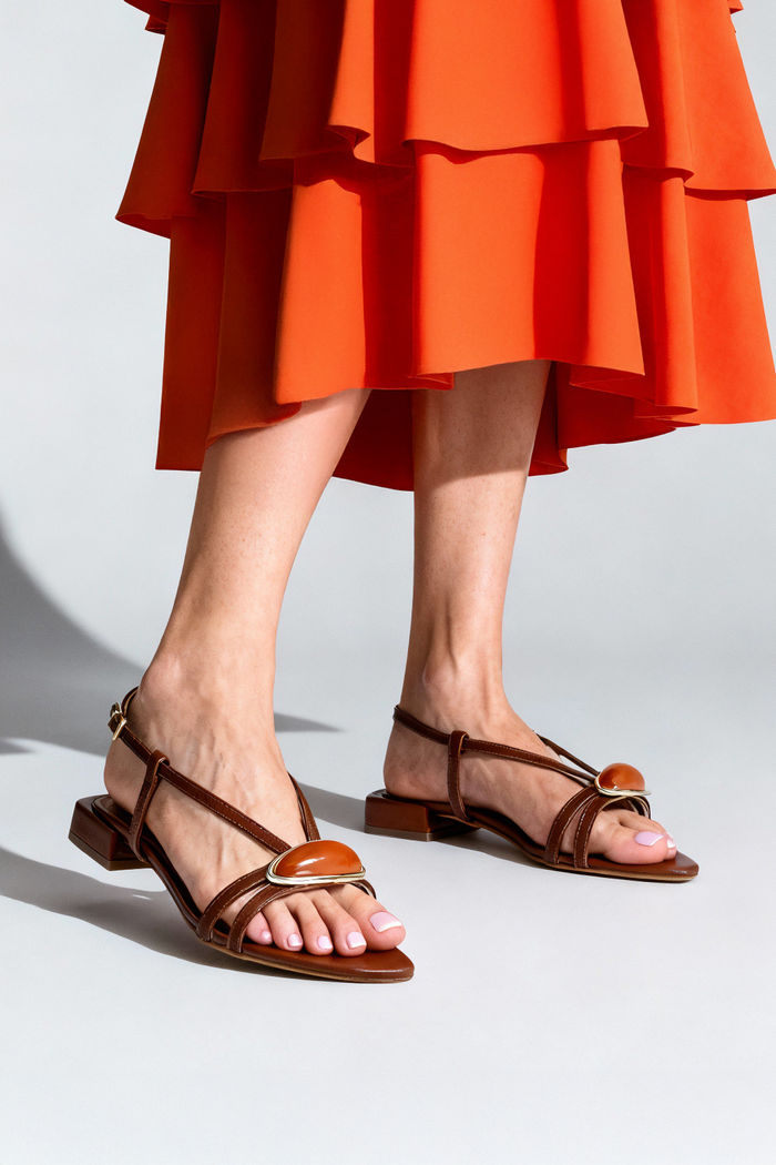 Sandália com Pedra e Bico Folha Tostado