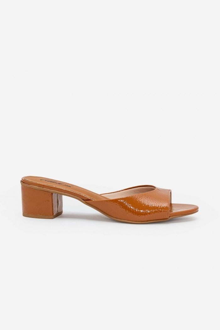 Mule em Verniz com Tira e Salto Bloco Caramelo