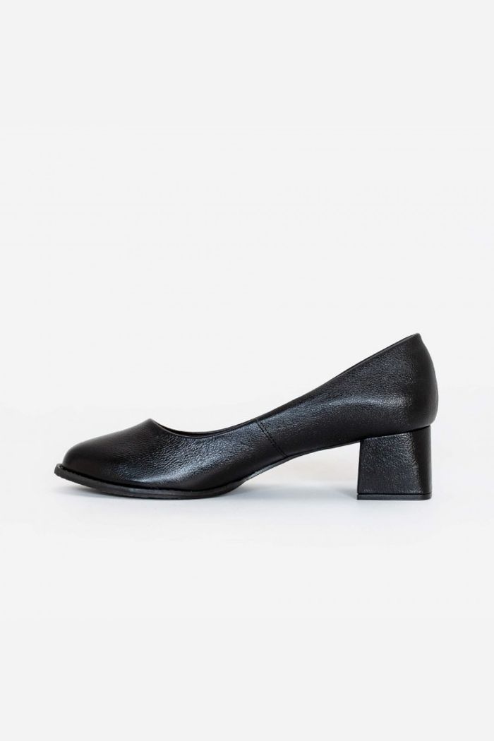 Scarpin Básico em Couro com Bico Redondo Preto