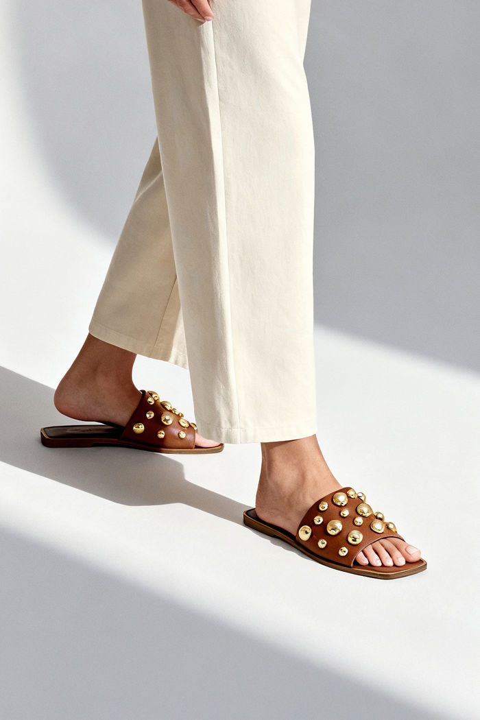 Rasteira em Couro Moderníssima com Esferas Cromadas Tostado