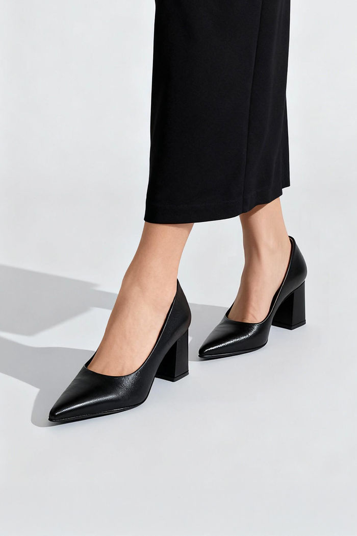 Scarpin Clássico em Couro com Salto Bloco Preto