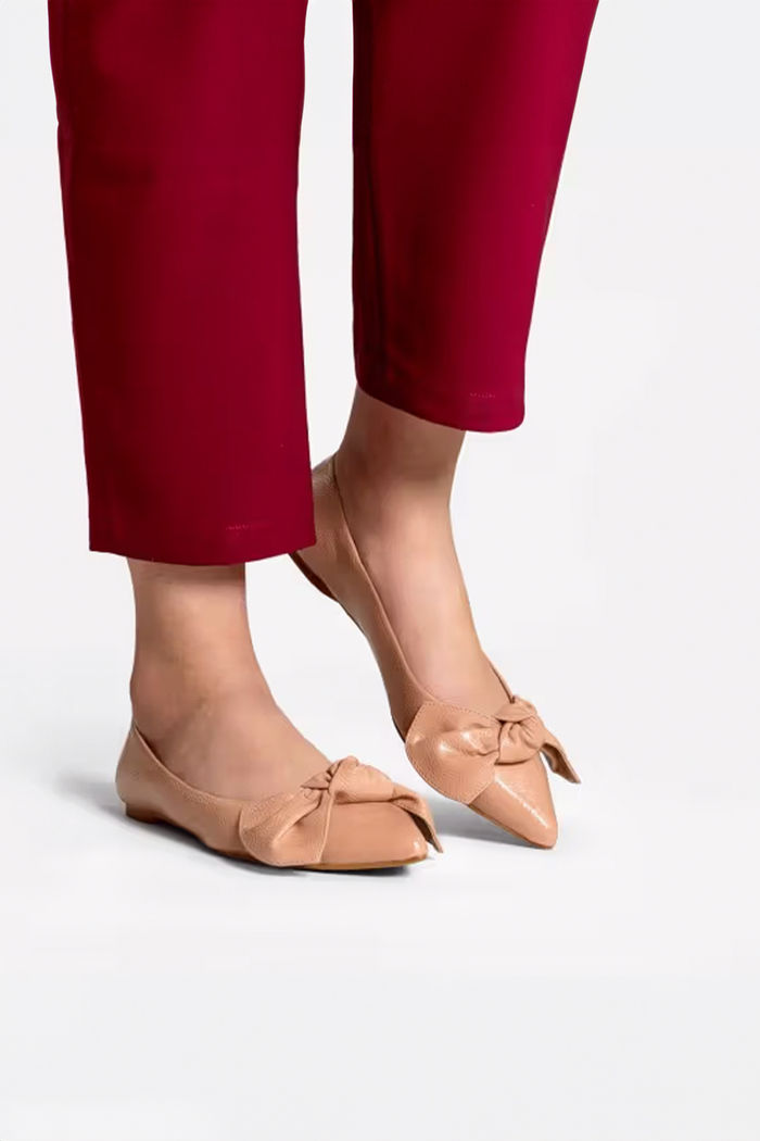 Sapatilha Elegante com Laço Amêndoa
