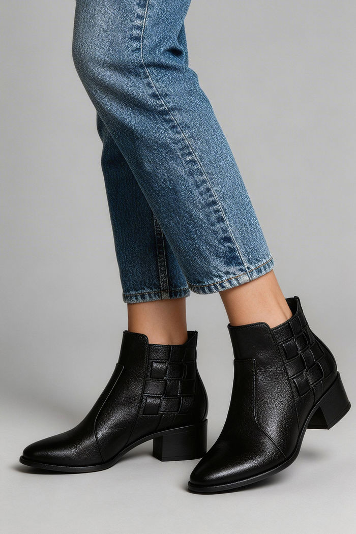 Bota em Couro Cano Curto Elegante Preta