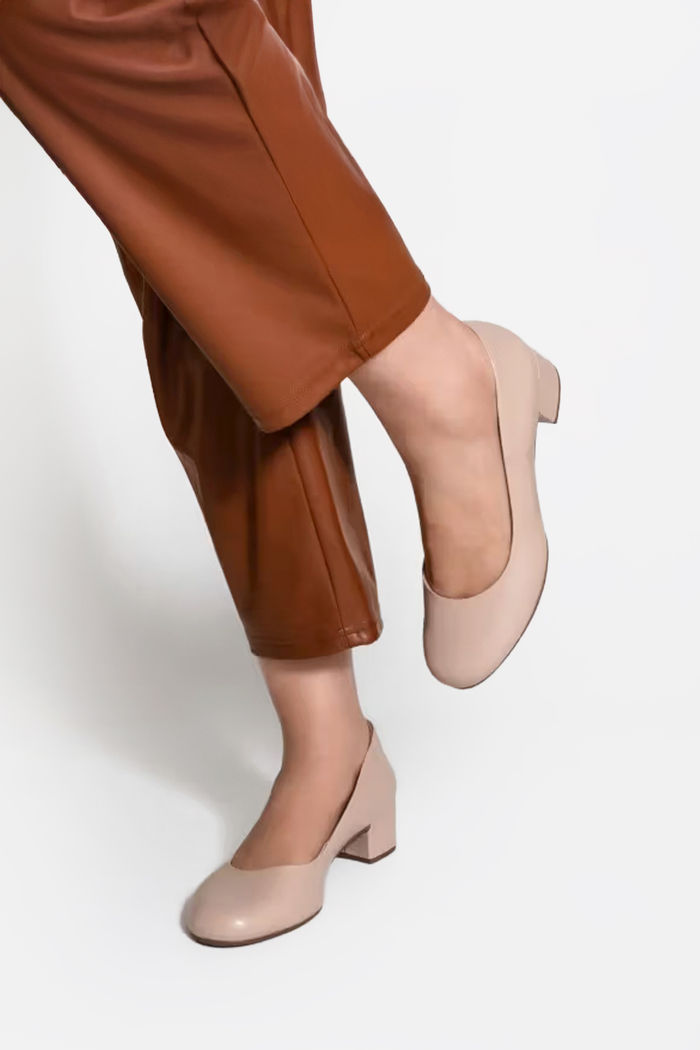 Scarpin Básico com Salto Bloco Amêndoa