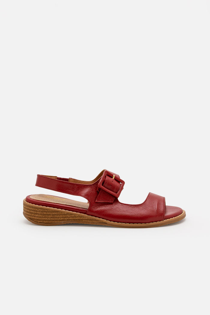 Sandália Baixa em Couro com Fivela Vermelha
