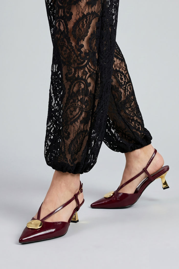 Chanel Elegante com Enfeite e Salto Metálico Bordo