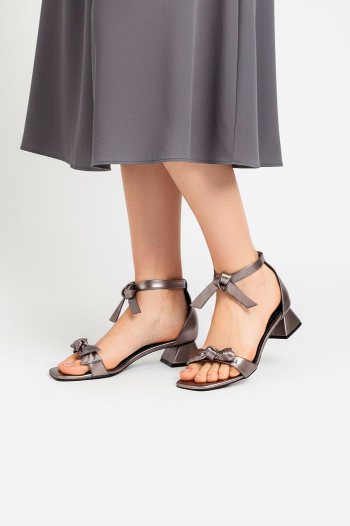 Sandália com Laço e Salto Baixo Prata Velho