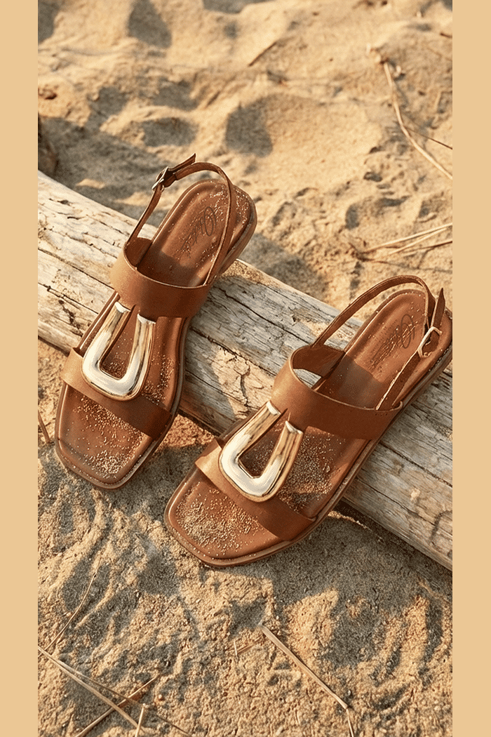 Rasteira em Couro com Enfeite Metálico Tostado