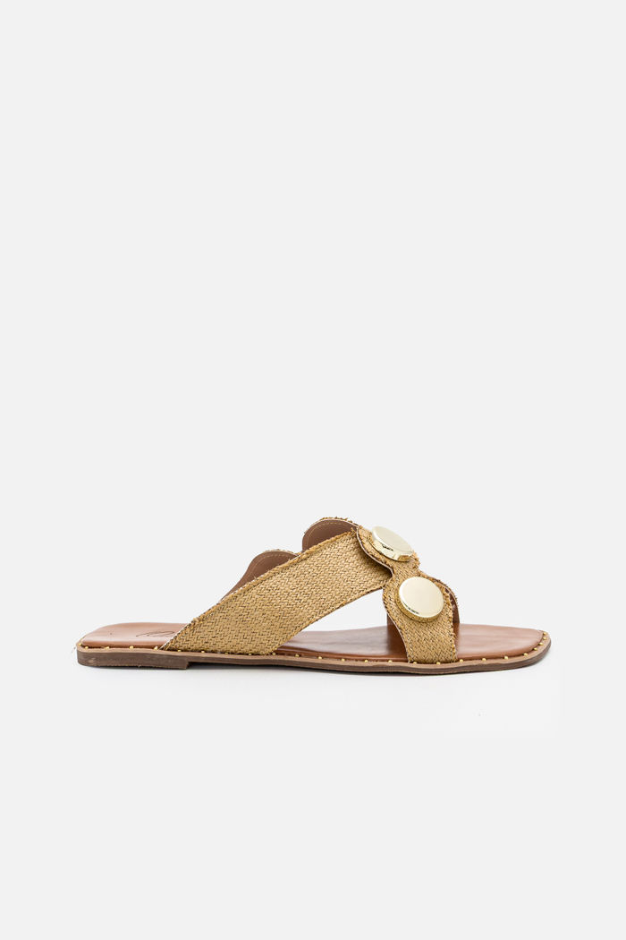 Rasteira em Ráfia com Tiras Cruzadas e Enfeites Metálicos Amêndoa