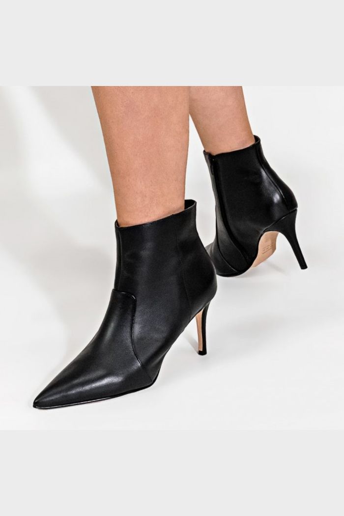Bota Clássica com Cano Curto Preto