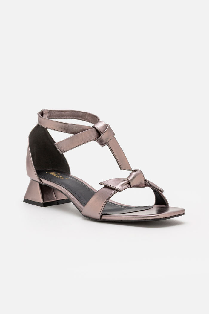 Sandália com Laço e Salto Baixo Prata Velho