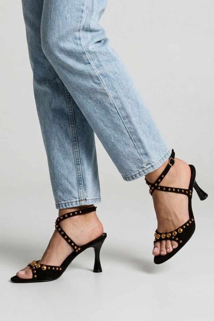 Sandália com Rebites e Bico Folha Preta