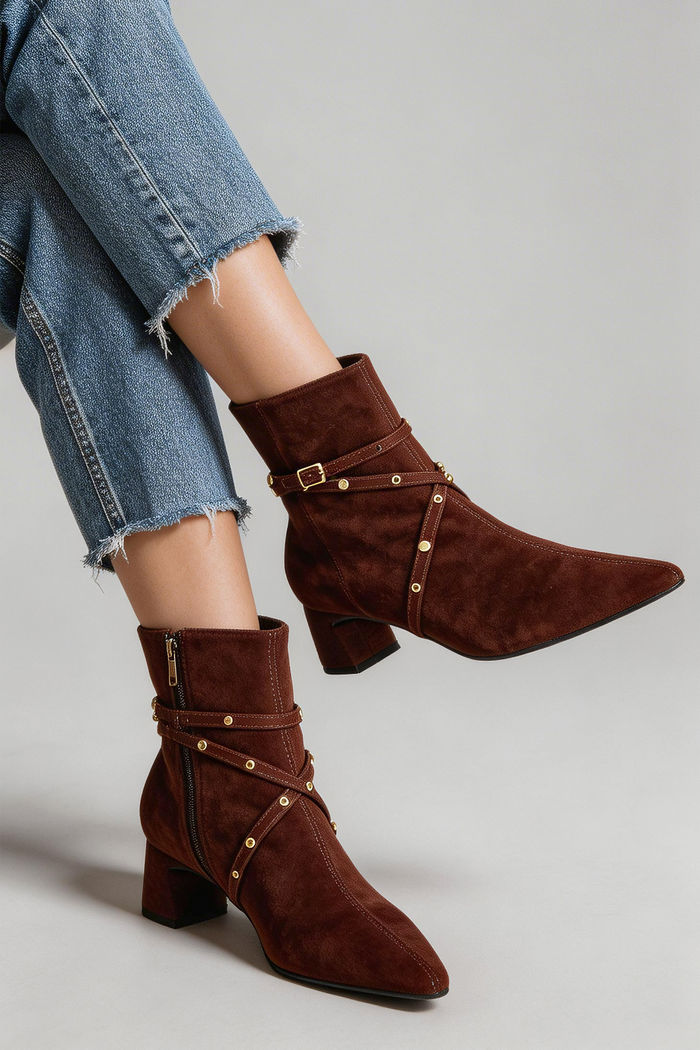 Bota em Camurça com Enfeite Removível e Bico Fino Café