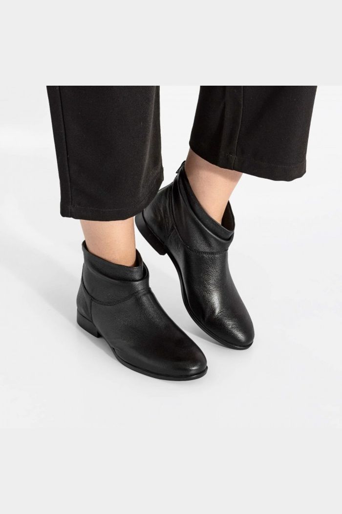 Bota Versatilíssima com Cano Curto em Couro Preta