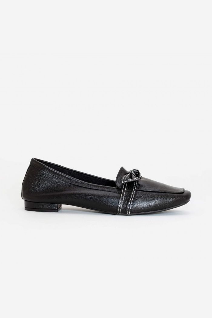 Mocassim em Couro com Lacinho Delicado Preto