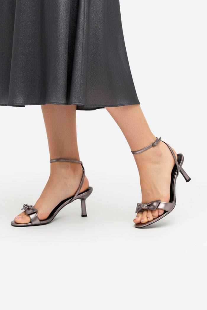 Sandália com Laço e Salto Geométrico Prata Velho