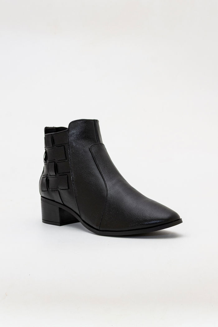Bota em Couro Cano Curto Elegante Preta
