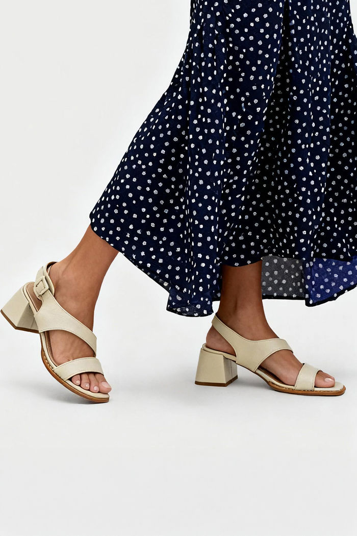 Sandália em Couro com Salto Bloco Off White