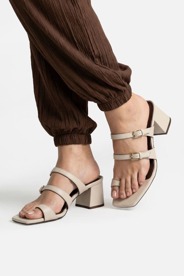 Mule Descolada Com Dedão E Salto Bloco Off White