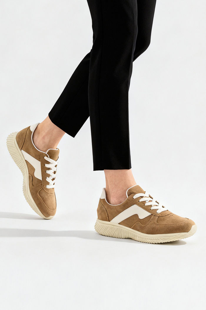 Tênis Moderno com Recortes Taupe