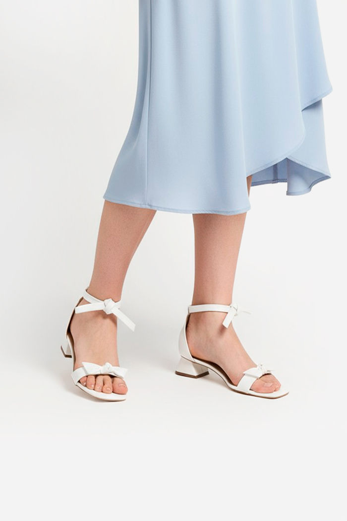 Sandália com Laço e Salto Baixo Branco