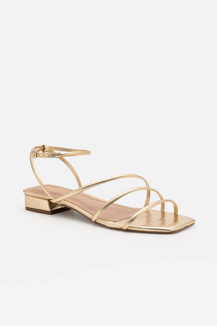 Sandália com Tiras Delicadas e Salto Baixo Champagne