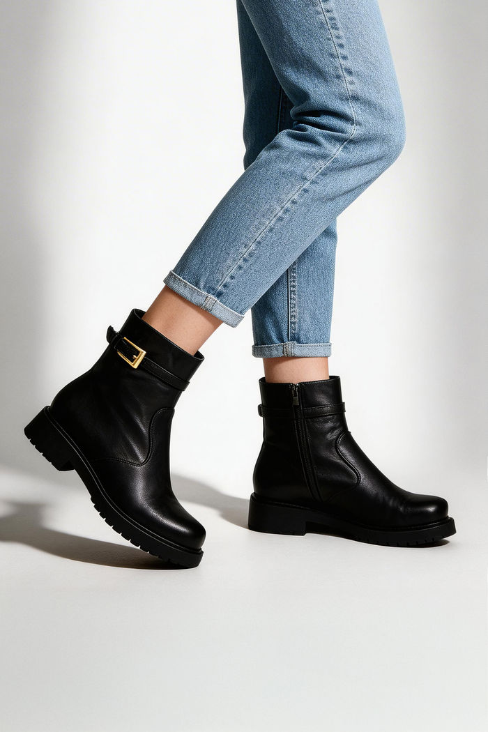 Bota em Couro com Cano Curto Preta