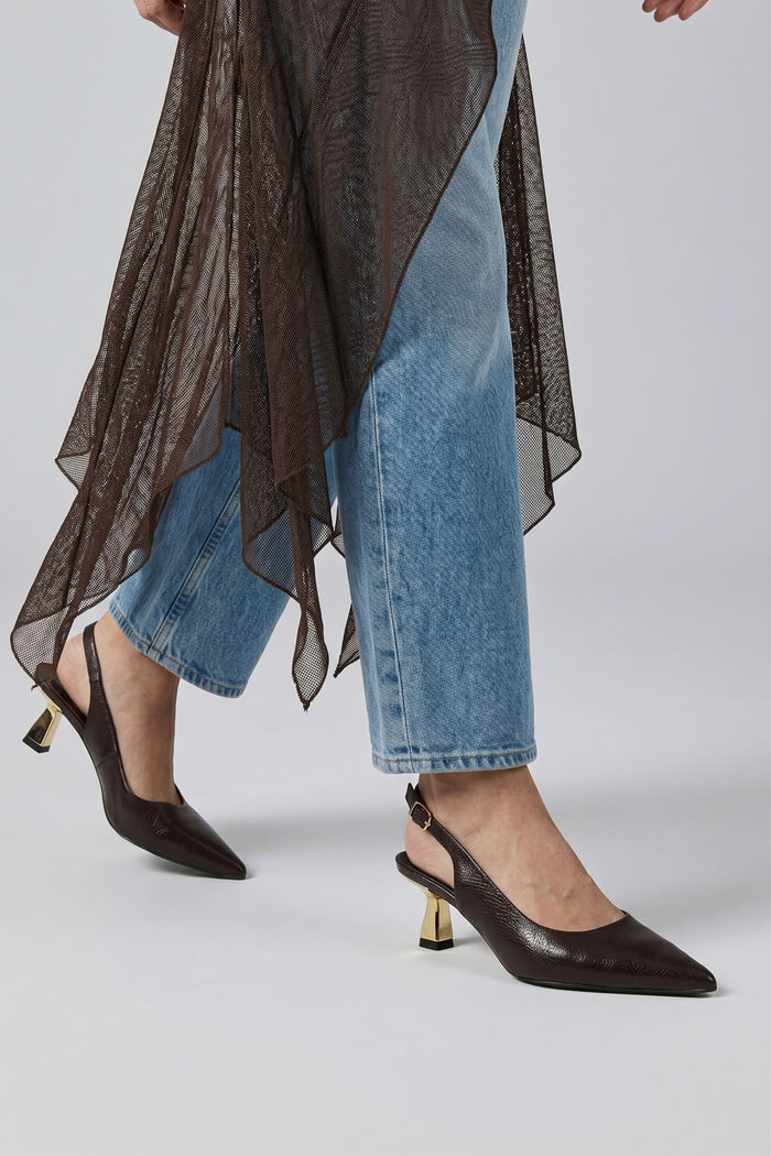 Chanel em Verniz com Salto Cromado Marrom