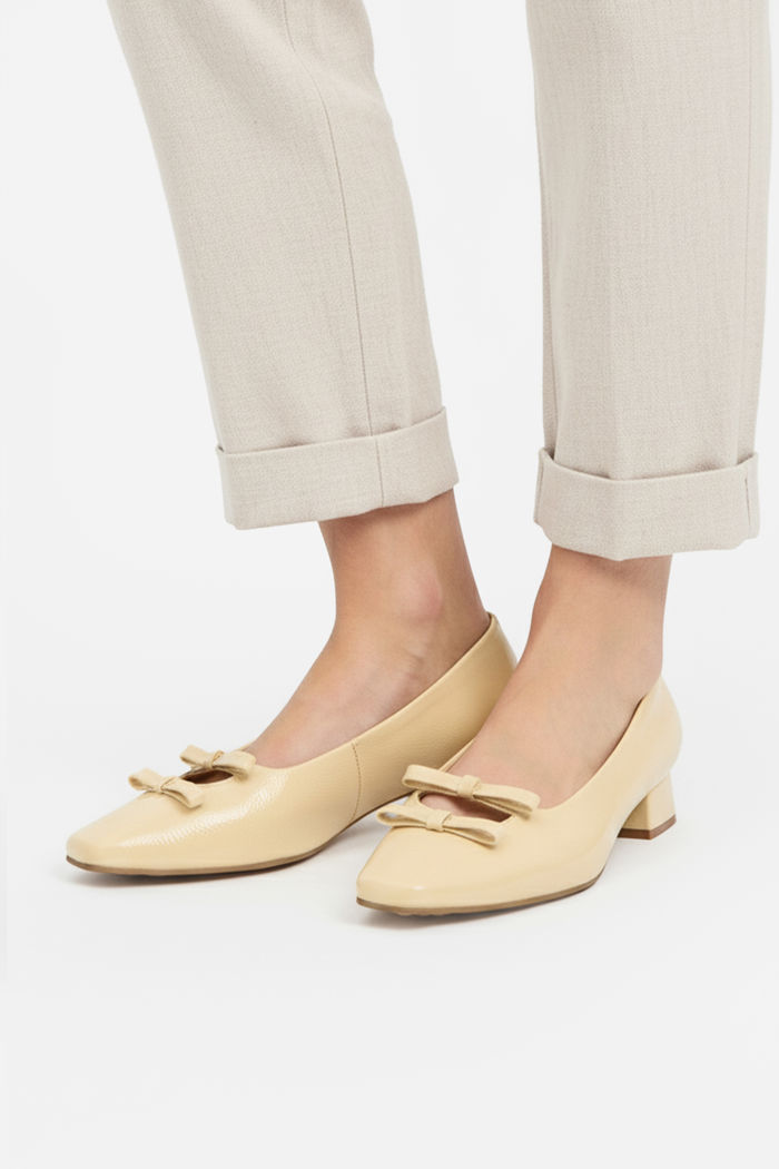 Scarpin com Lacinhos e Bico Quadrado Amarelo Claro
