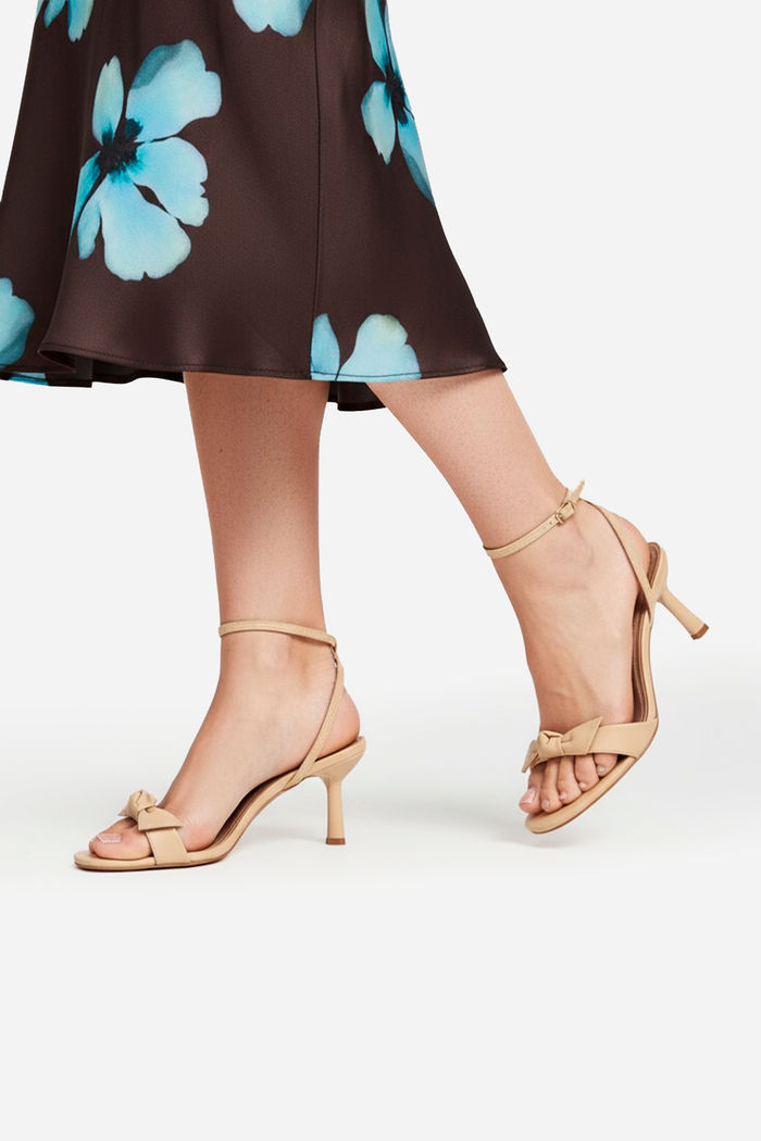 Sandália com Laço e Salto Geométrico Amêndoa