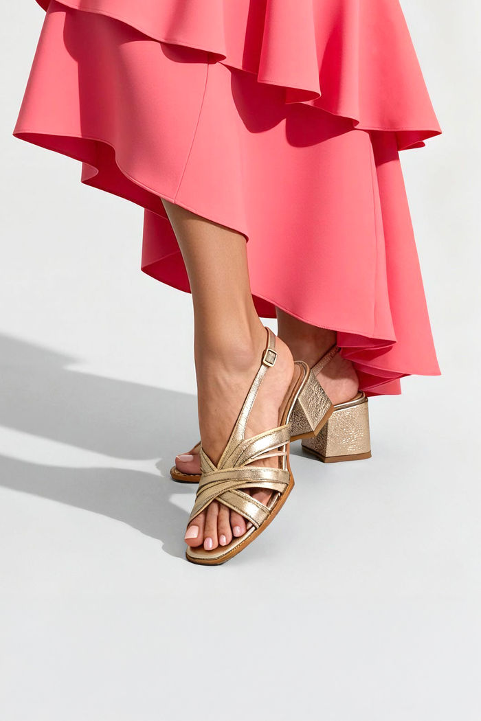 Sandalia em Couro Elegante com Salto Bloco Champagne