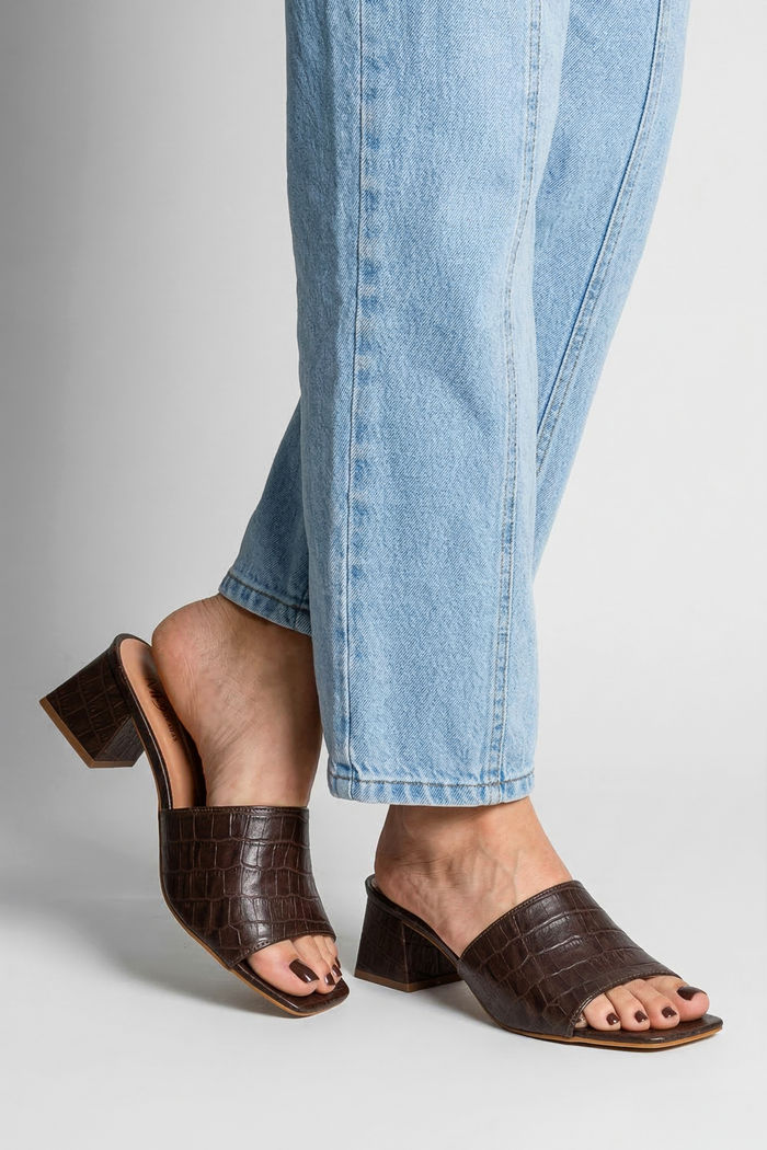 Mule em Croco com Salto Bloco Marrom