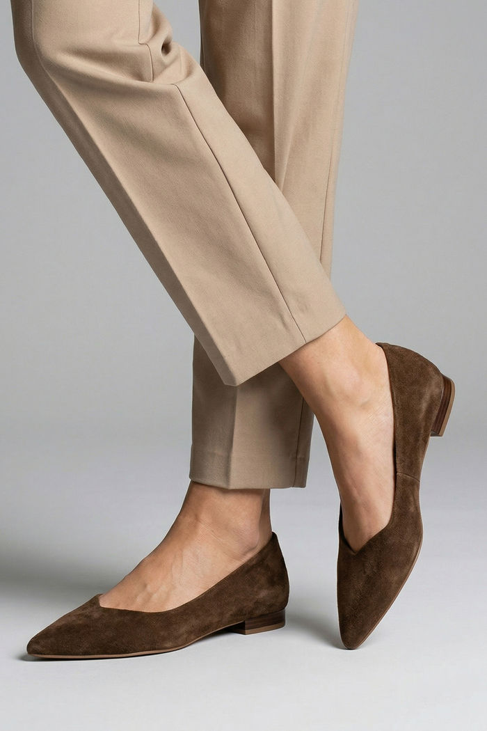 Sapatilha em Couro Camurça com Bico Fino Café