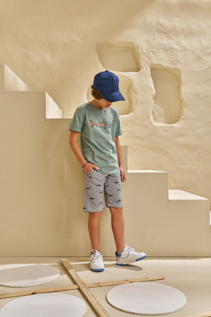 CONJUNTO T-SHIRT EM MEIA MALHA E BERMUDA EM MOLETINHO SHARK