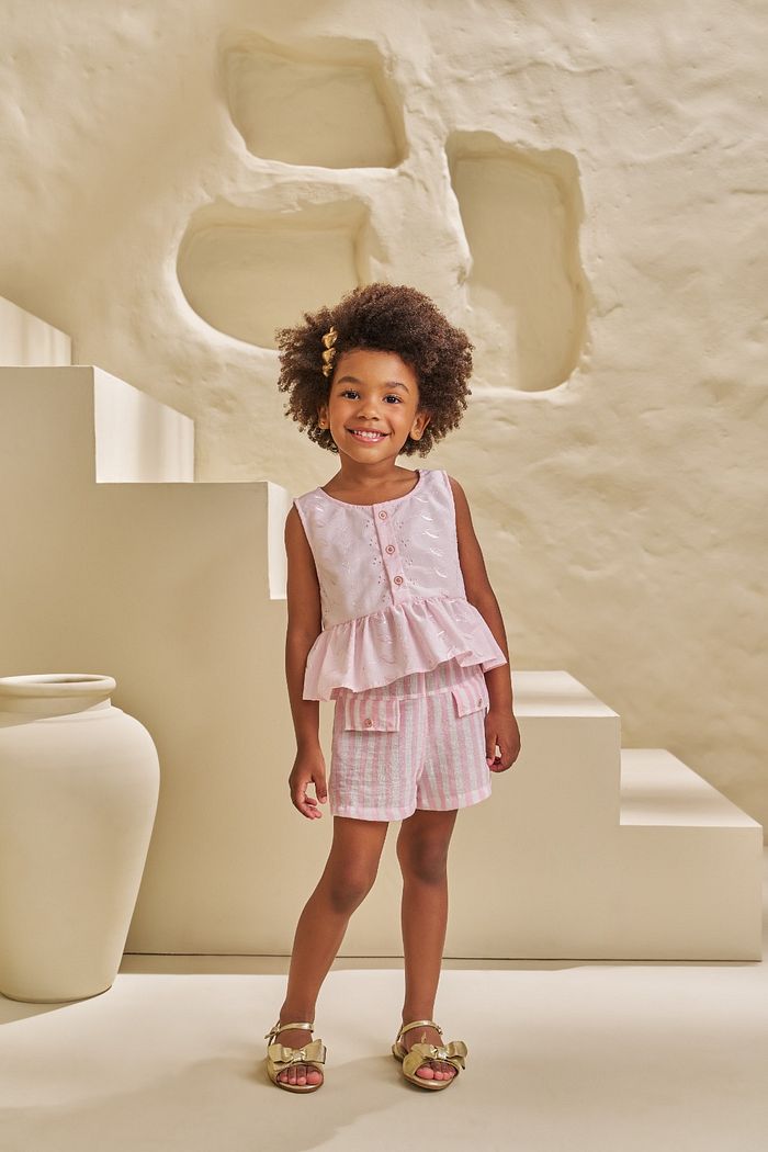 CONJUNTO BATA EM TECIDO BORDADO E SHORTS EM TECIDO TOUCH LISTRADO