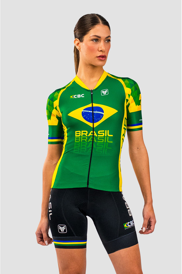Com a Camisa Feminina Aero Brasil Collection Free Force voce vive a experiência de se equipar como os atletas de elite do Campeonato Mundial de Ciclismo em Glasgow, na Escócia.    Produzidas com tecidos que oferecem proteção UV de UPF 50+ e durabilidade c