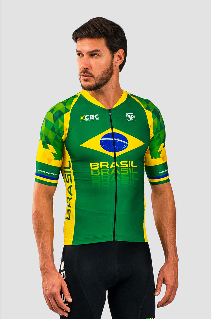 Com a Camisa Masculina Aero Brasil Collection Free Force voce vive a experiência de se equipar como os atletas de elite do Campeonato Mundial de Ciclismo em Glasgow, na Escócia.    Produzidas com tecidos que oferecem proteção UV de UPF 50+ e durabilidade 