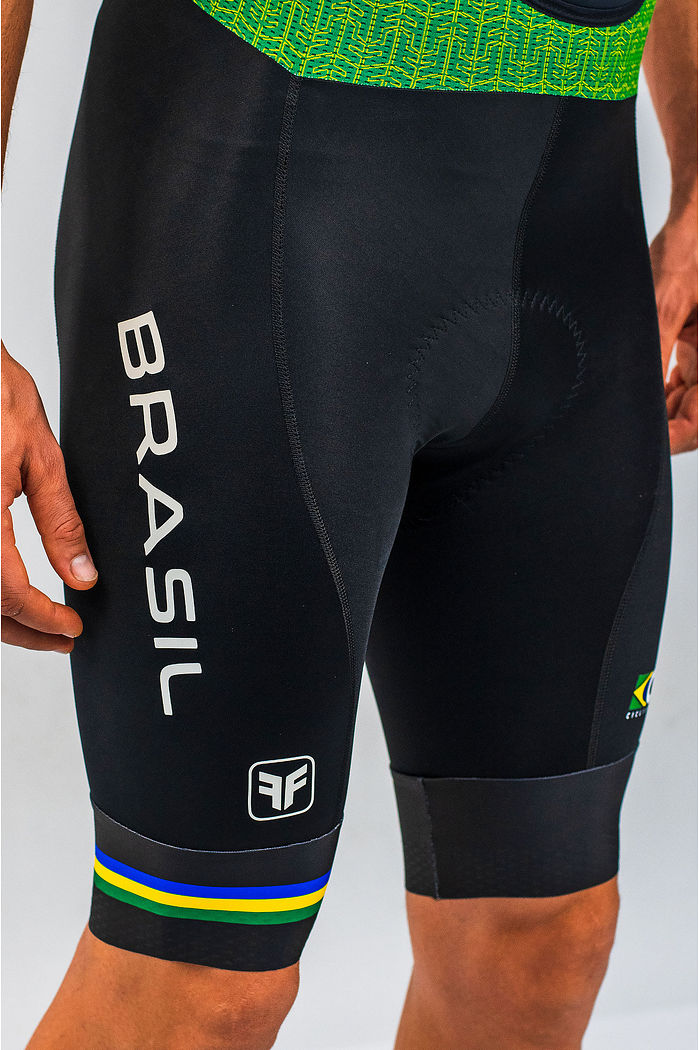 Com o Bretelle de Ciclismo Brasil Collection Free Force voce vive a experiência de se equipar como os atletas de elite do Campeonato Mundial de Ciclismo em Glasgow, na Escócia.      Com o forro Invert Air Gel esse Bretelle te propor...   