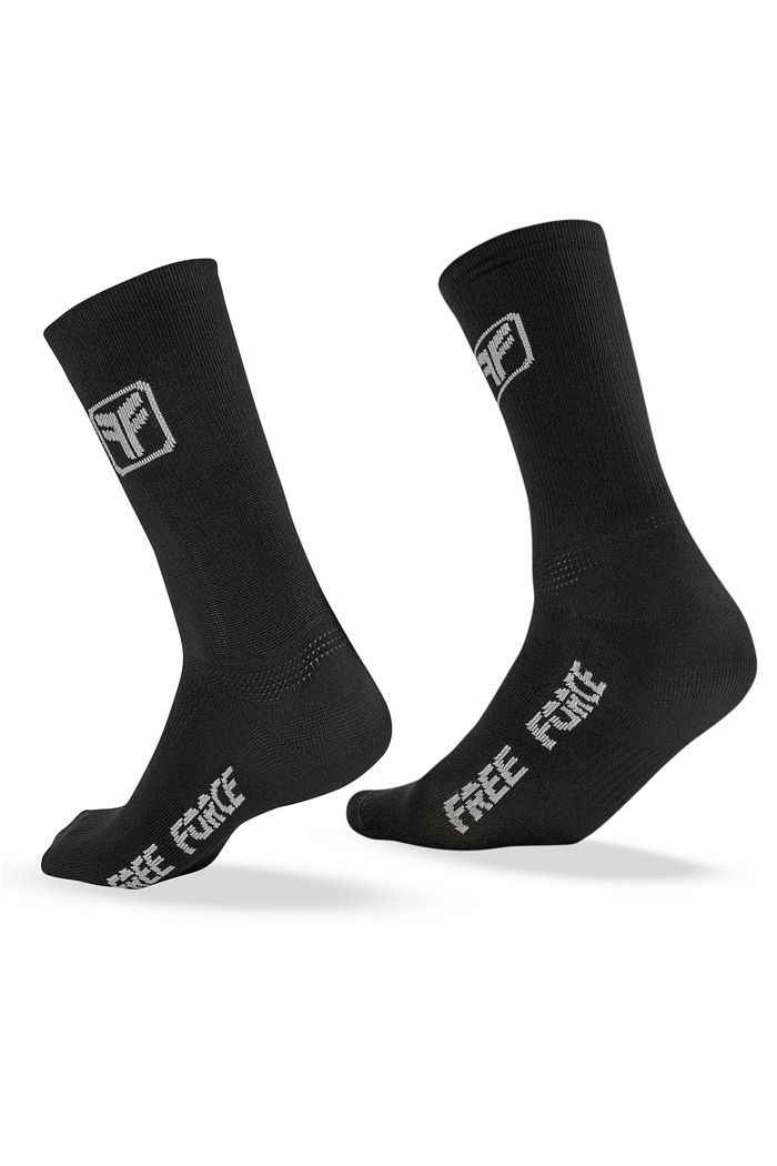 As meias ciclismo Free Force foram tecnologicamente desenvolvidas especialmente para quem pedala. Aqui somos todos ciclistas e sabemos como é incômodo usar uma meia comum daquelas que fazem a sapatilha ficar apertando em alguns pontos específicos.