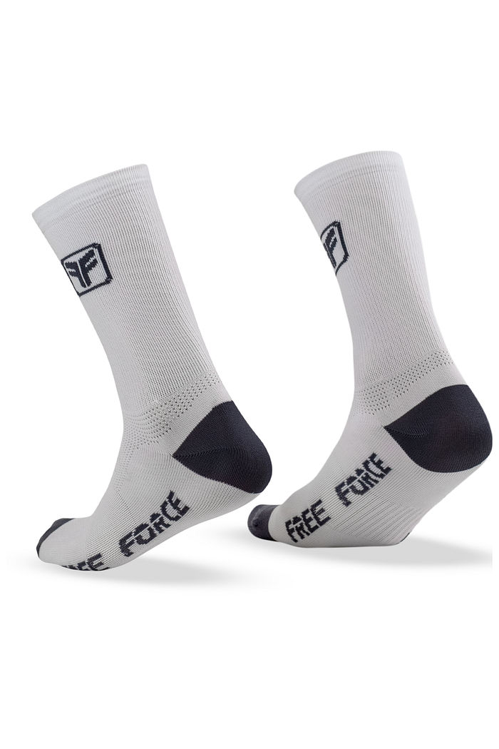 As meias ciclismo Free Force foram tecnologicamente desenvolvidas especialmente para quem pedala. Aqui somos todos ciclistas e sabemos como é incômodo usar uma meia comum daquelas que fazem a sapatilha ficar apertando em alguns pontos específicos.